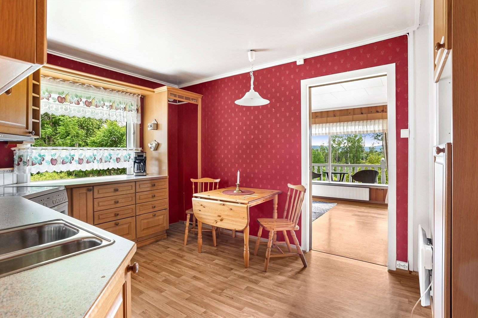 Av hvitevarer er det nisje for komfyr, plass til kjøl/frys og opplegg for oppvaskmaskin. Galleribilde