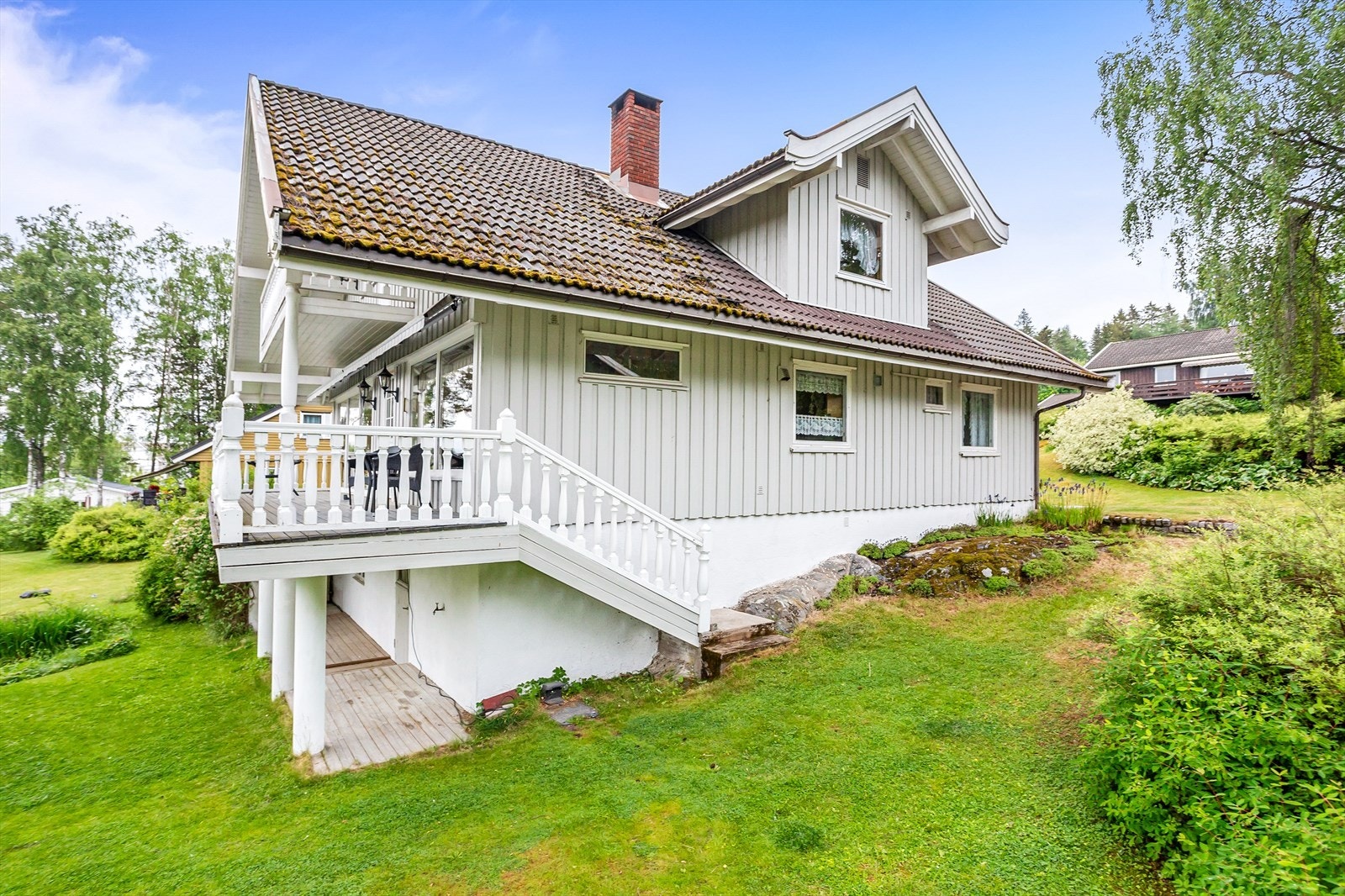 Tomten er på over 1,6 mål og har noe fjell i dagen. Galleribilde