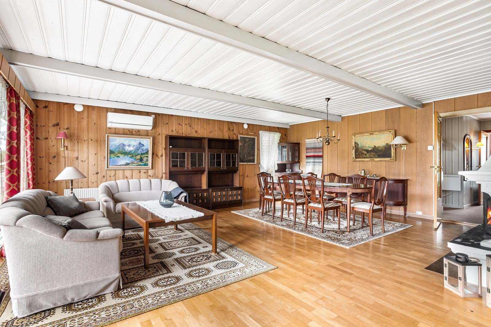 Med både varmepumpe og murt peis er det jevn, behagelig temperatur året rundt. Galleribilde