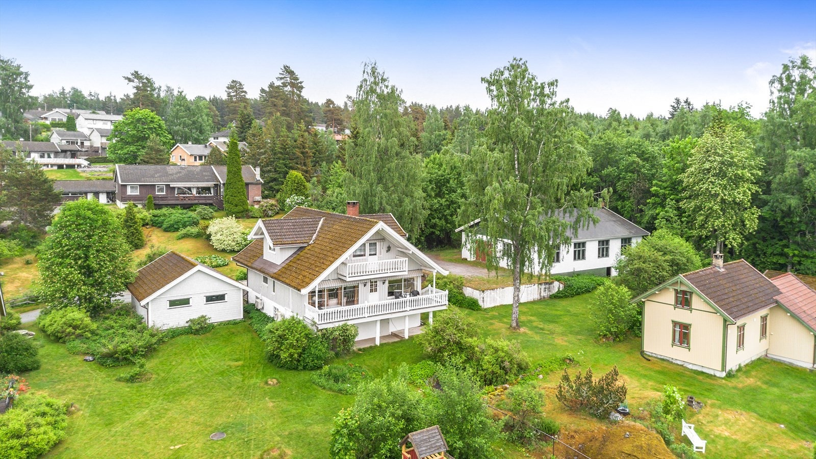 Kollerudstien 5 - en rosmlig eiendom med mange muligheter Galleribilde