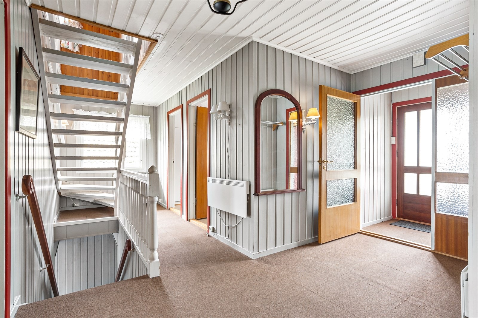 Vel inne har boligen en entré med tilliggende gang. Galleribilde