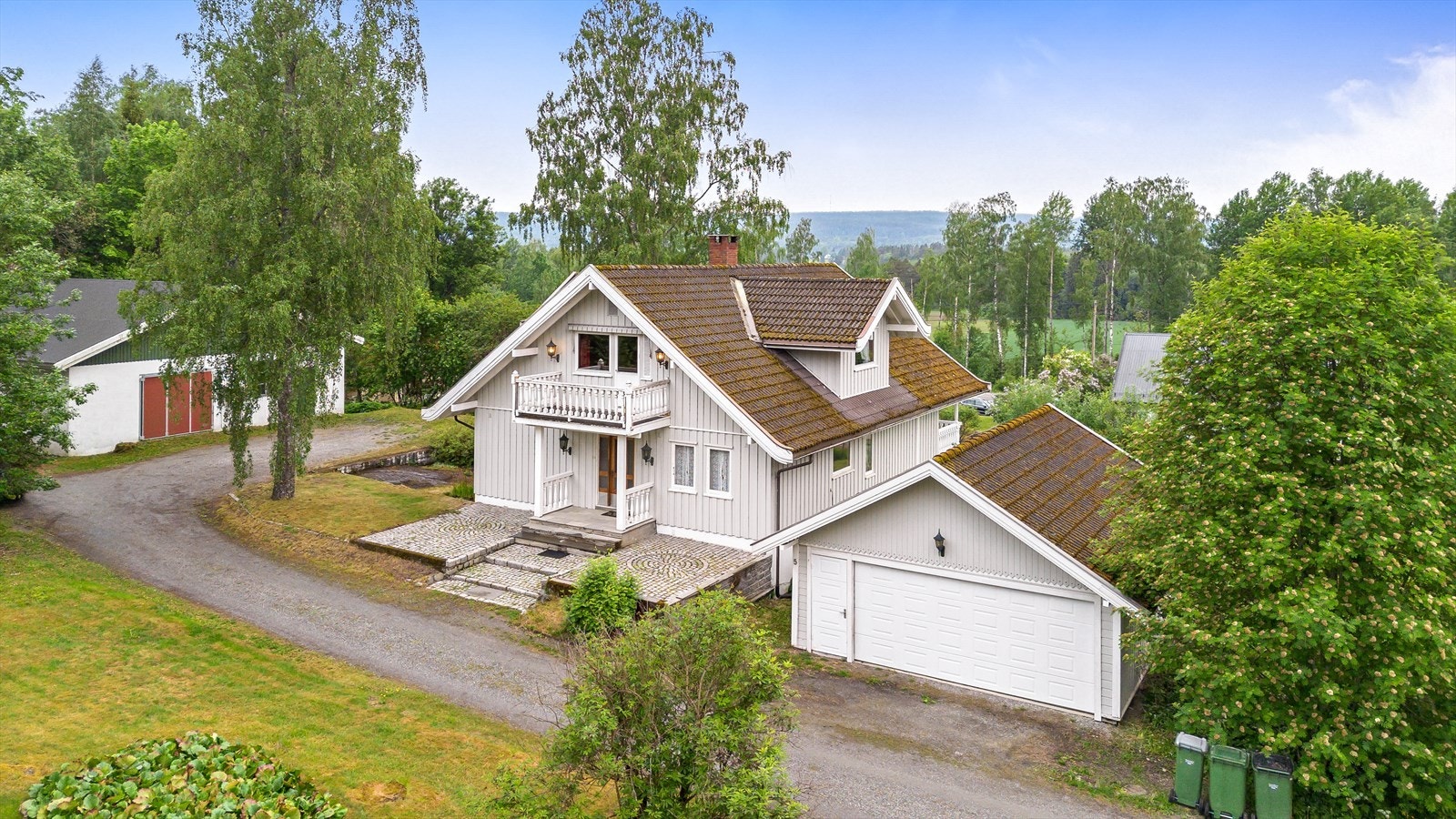 Eiendommen byr på rikelig med boltreplass for små og store. Galleribilde