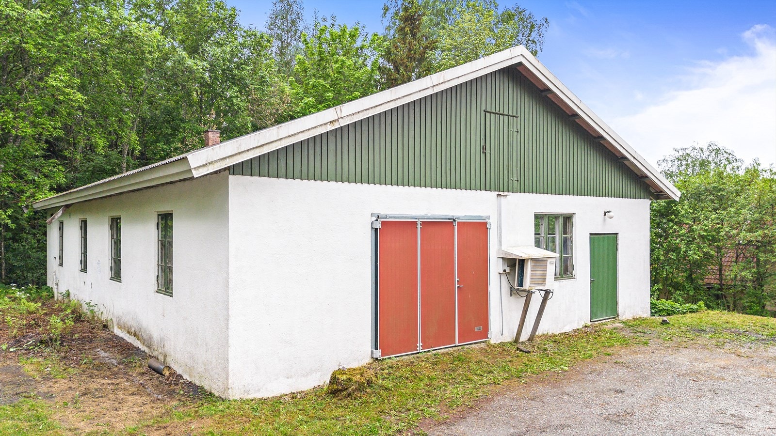 Verkstedet er på hele 224 kvm og har en nyere port av metall. Galleribilde