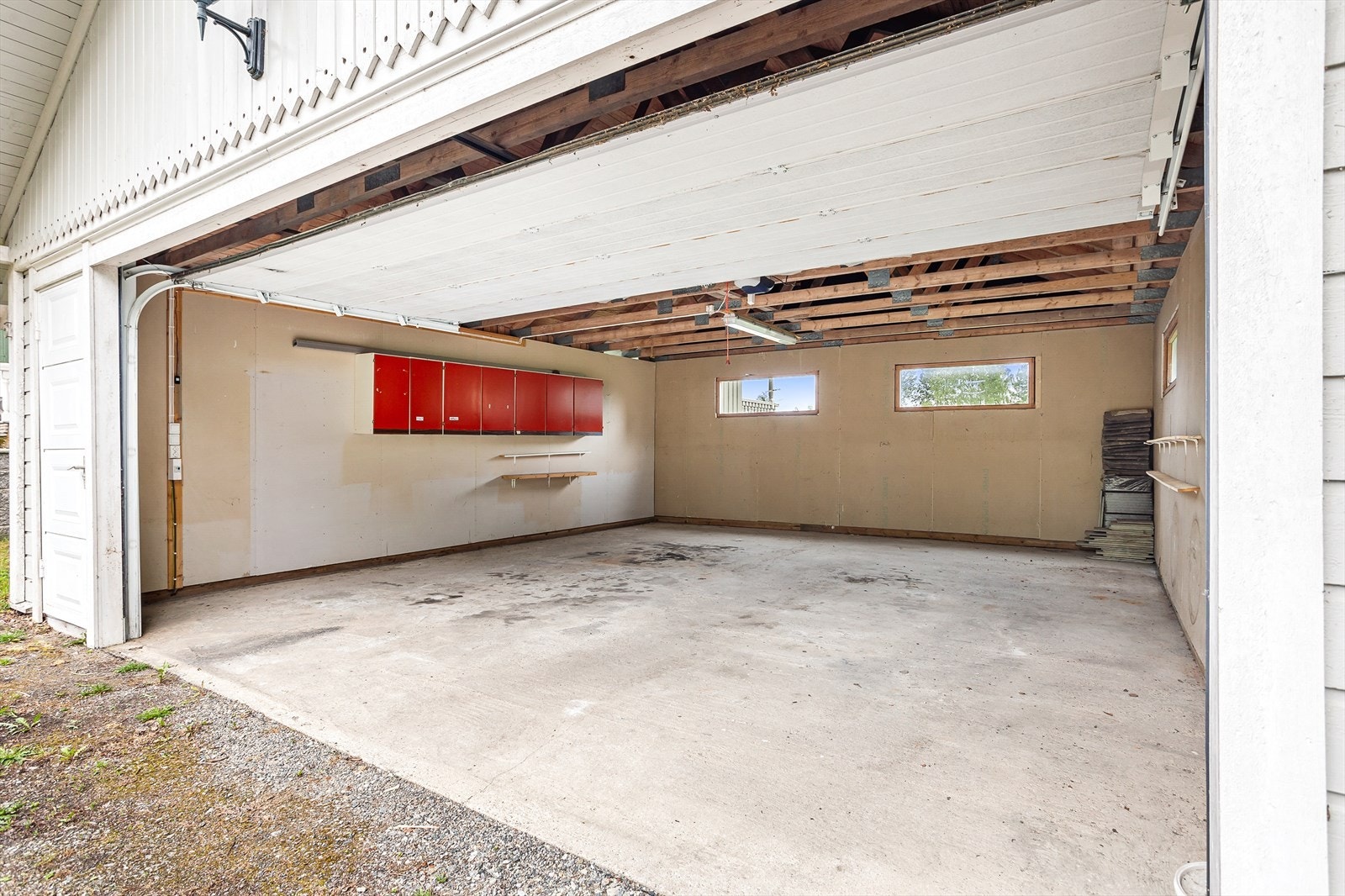 Denne har elektrisk portåpner - og også en sidedør. Galleribilde