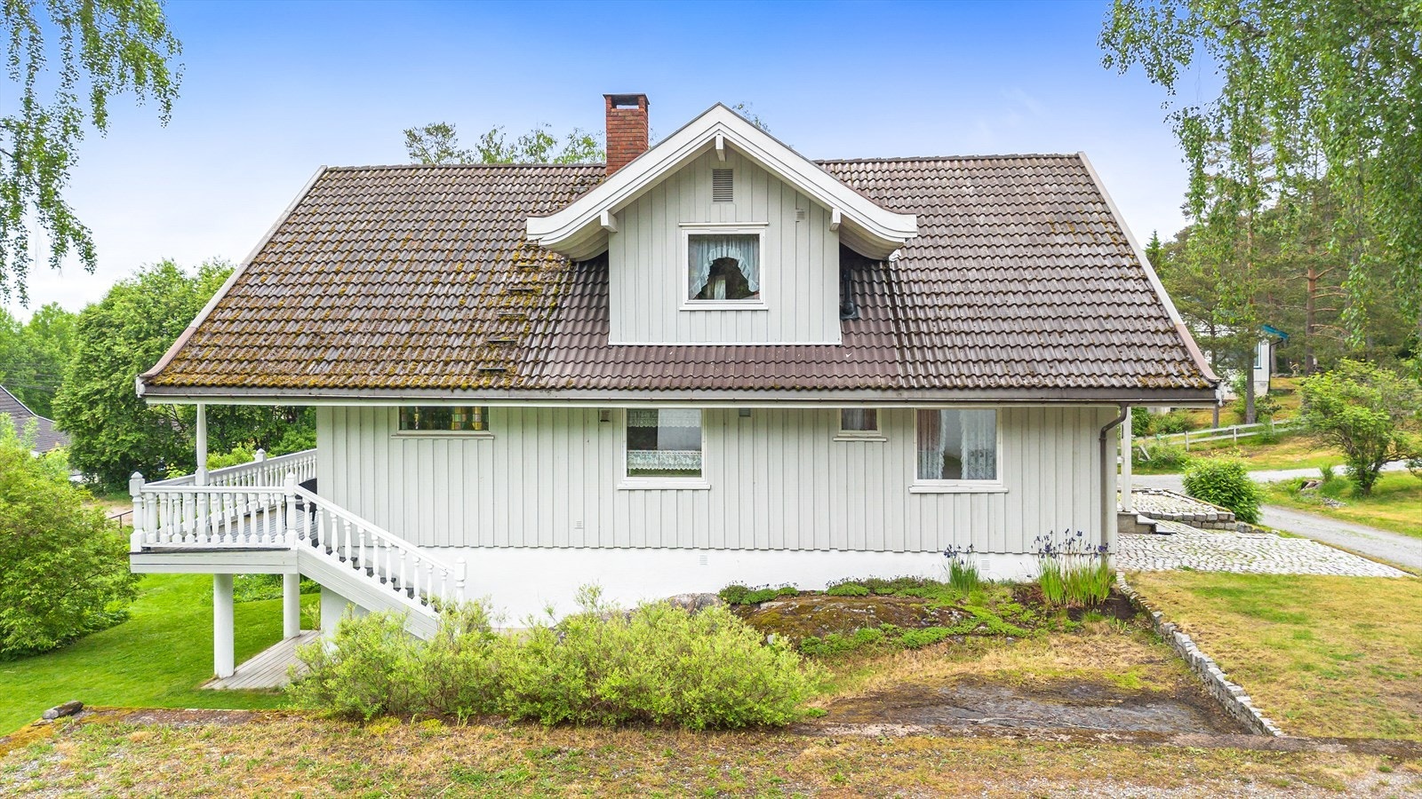 Tomten er pent opparbeidet med plenarealer, trær, prydbusker og diverse beplantning. Galleribilde