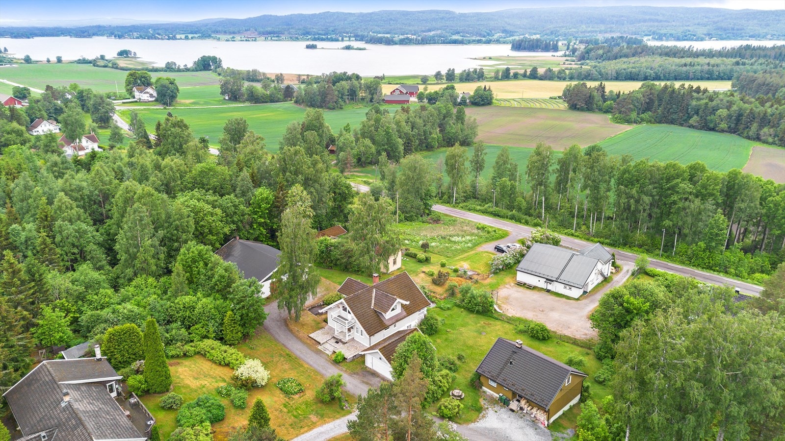 Boligen ligger landlig, men allikevel sentralt på Hemnes.
Og ikke langt unna den flotte innsjøen Hemnessjøen. Galleribilde