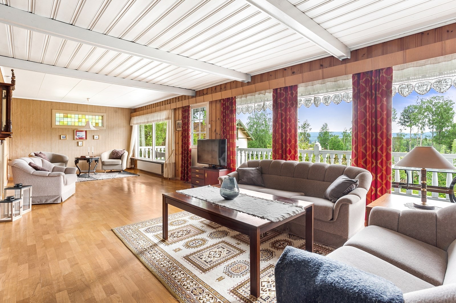 Stuen er romslig og har svært godt lysinnfall fra de store vindusflatene. Galleribilde