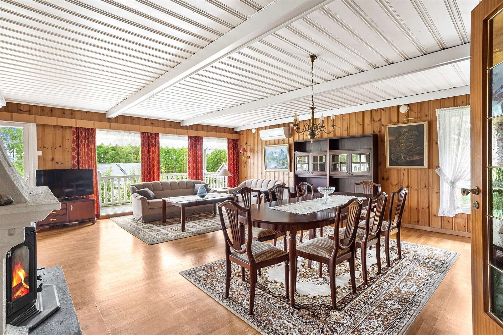 Det romslige arealet gir god plass til et større spisestuemøblement. Galleribilde