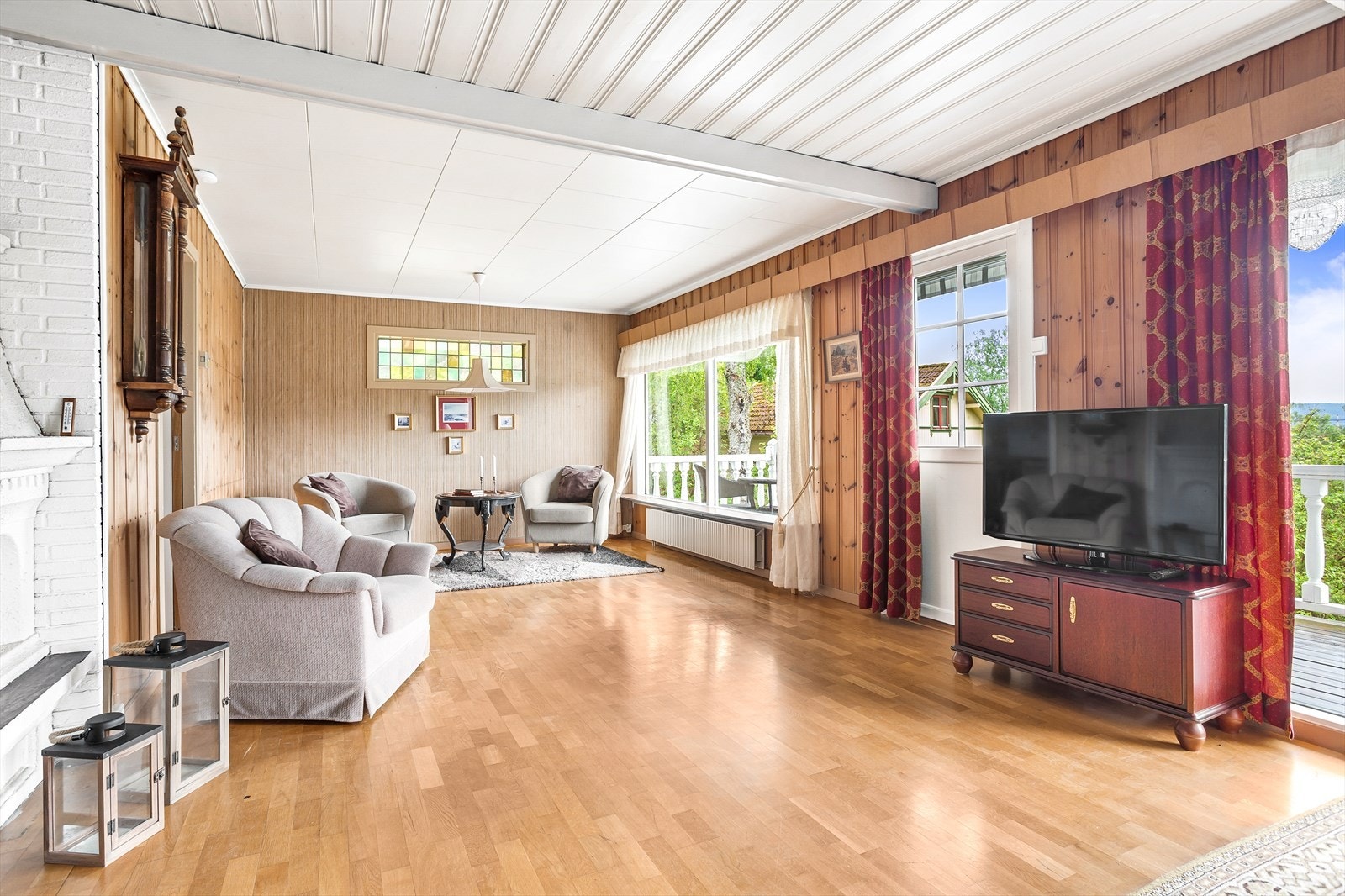 Fra stuen er det utgang til den solrike verandaen. Galleribilde