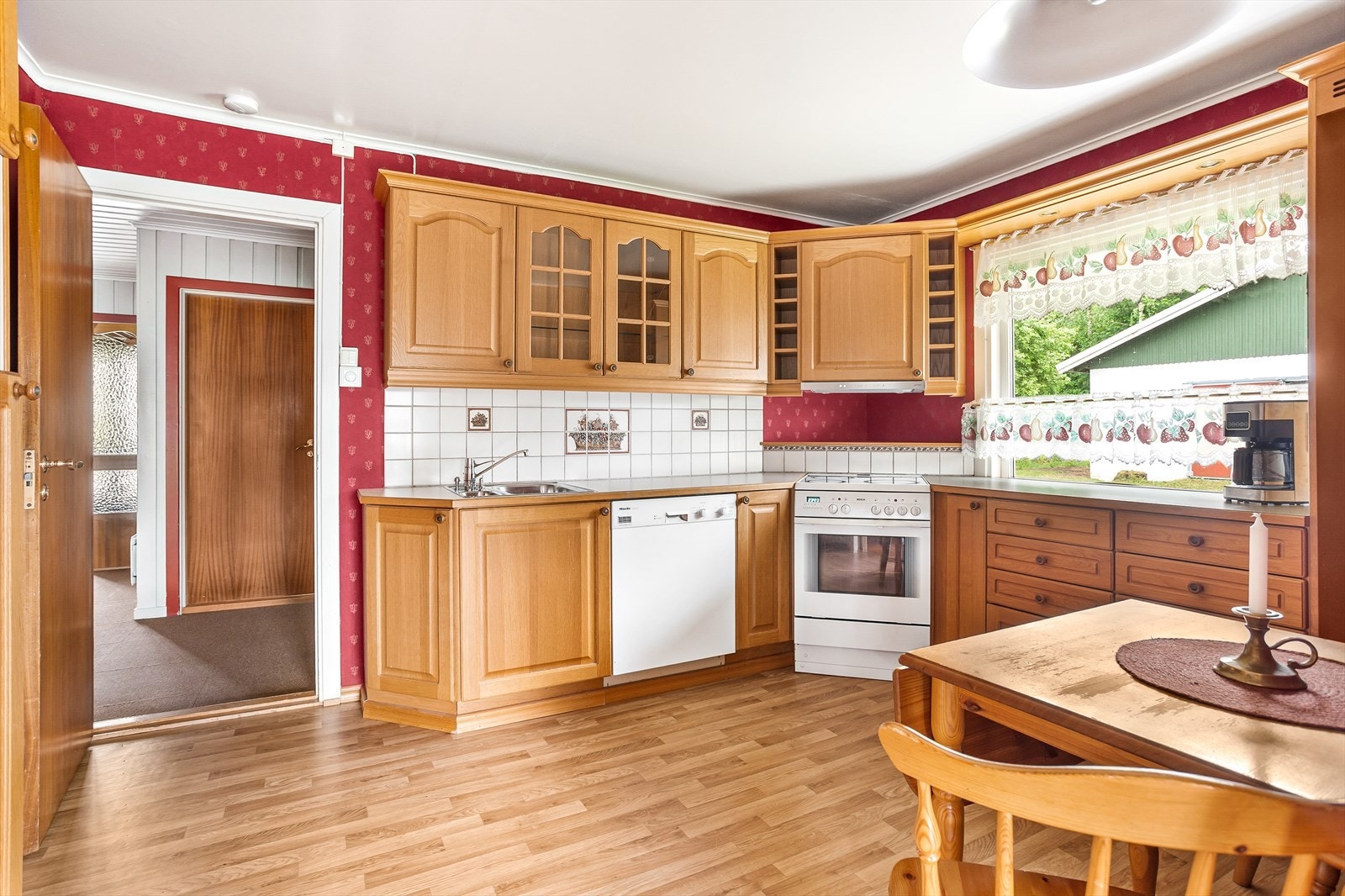 Innenfor gangen har boligen et romslig kjøkken med egen spiseplass. Galleribilde