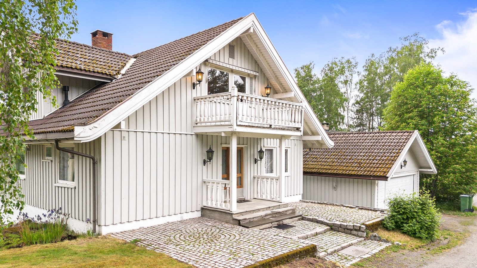 Rundt det overbygde inngangspartiet er det steinlagte områder, med god plass til utemøblement. Galleribilde