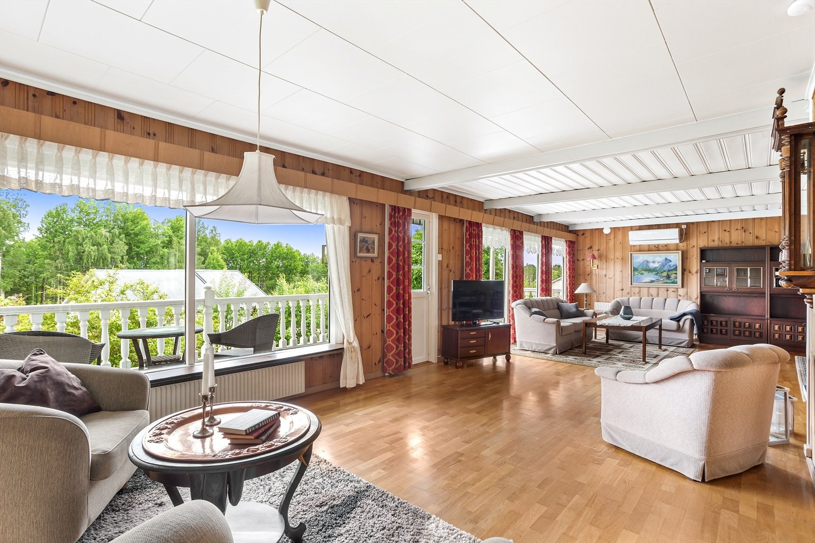 Det er god plass til flere sittegrupper i stuen. Galleribilde