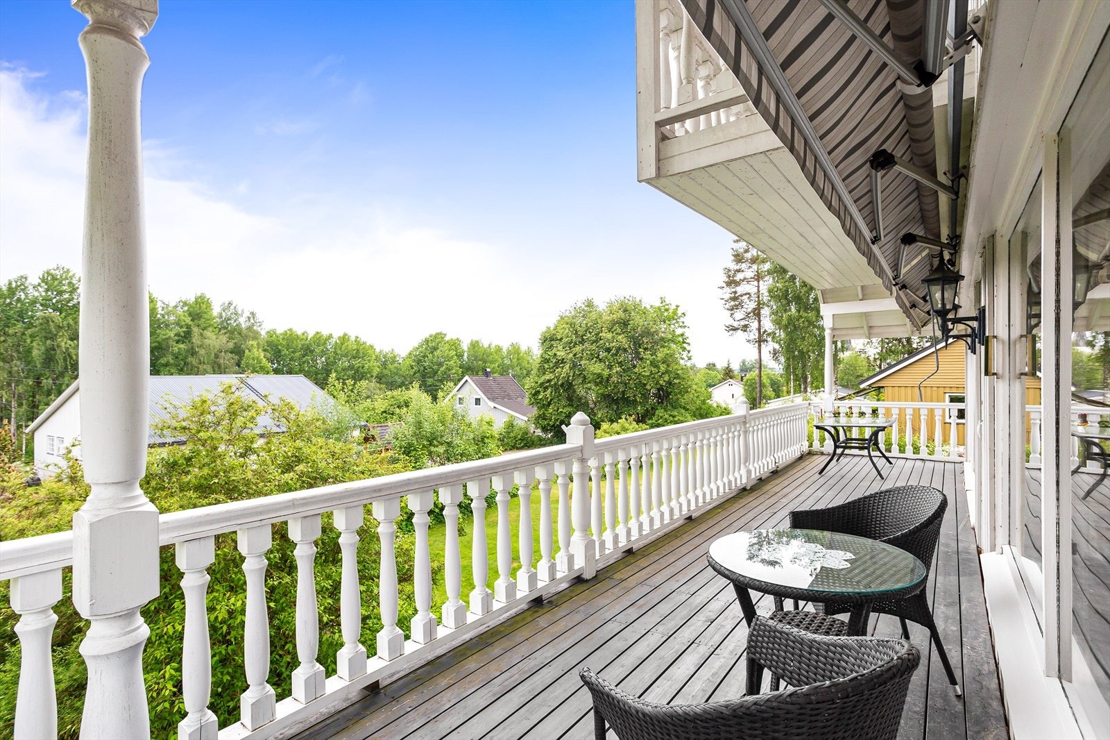 Verandaen har også markise for effektiv solskjerming ved behov. Galleribilde