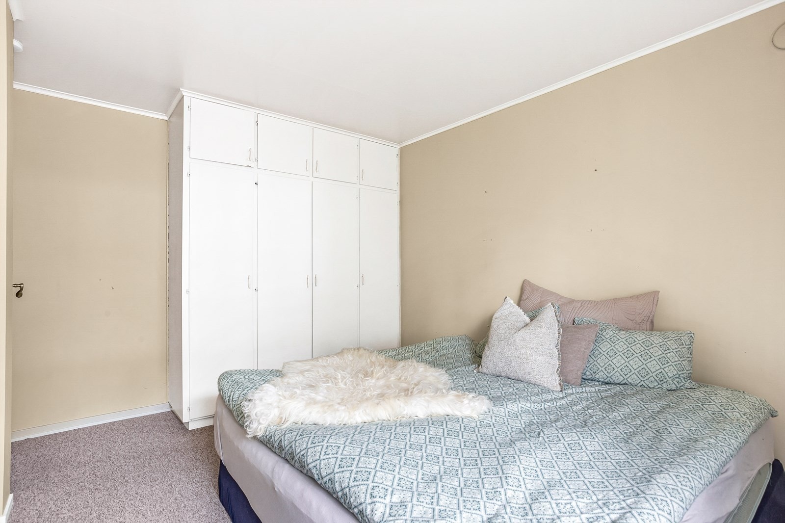 Boligen har tre soverom i 1.etg og 2 i loftsetasje. Dette ligger i første etasje, og har god plass til garderobeløsning. Galleribilde