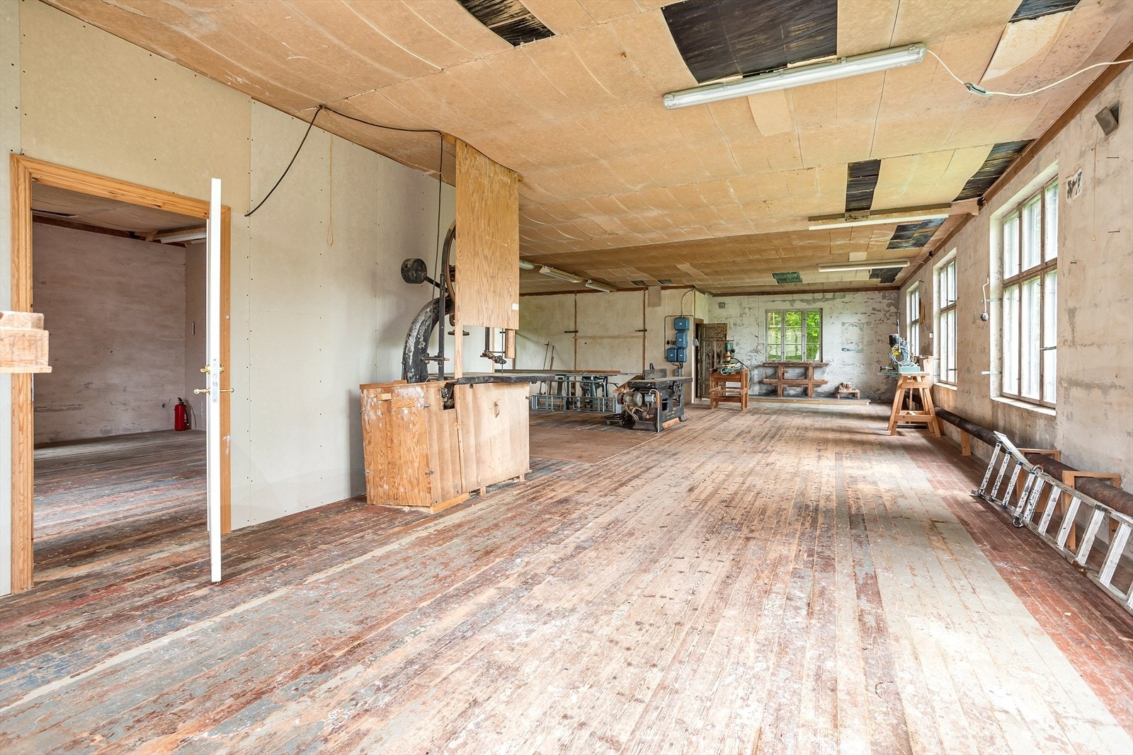 Verkstedet har rikelig med naturlig dagslys fra de mange vindusflatene. Galleribilde