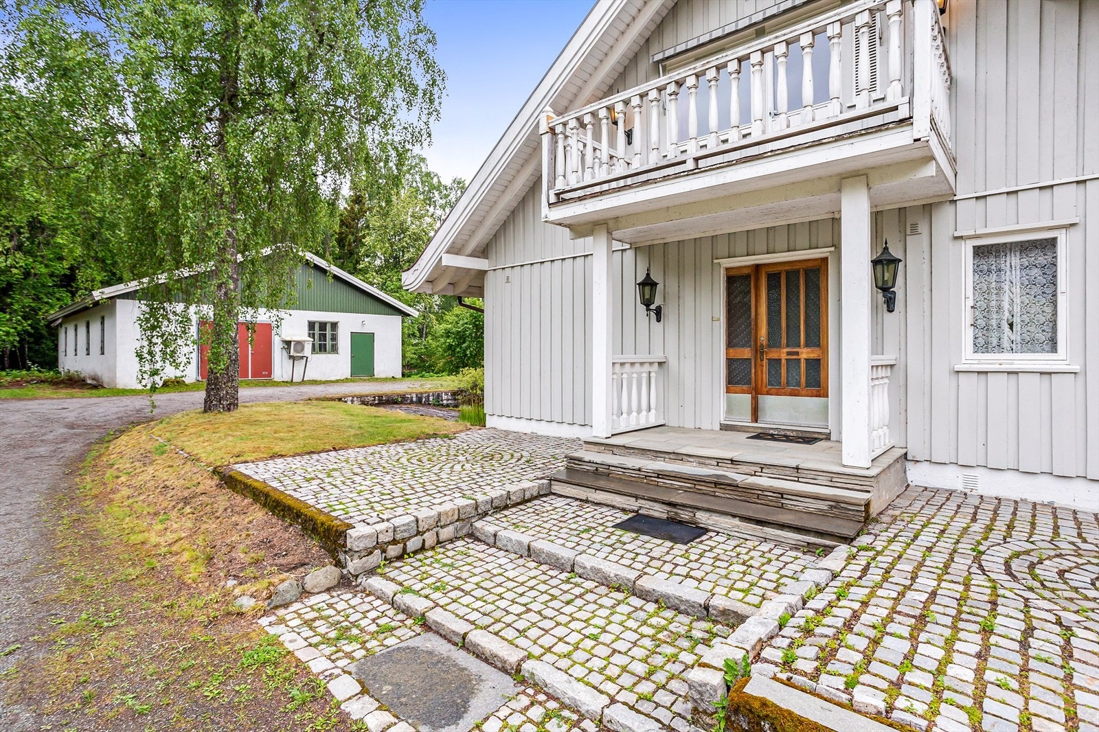 Selve inngangspartiet har skiferdekke. Galleribilde