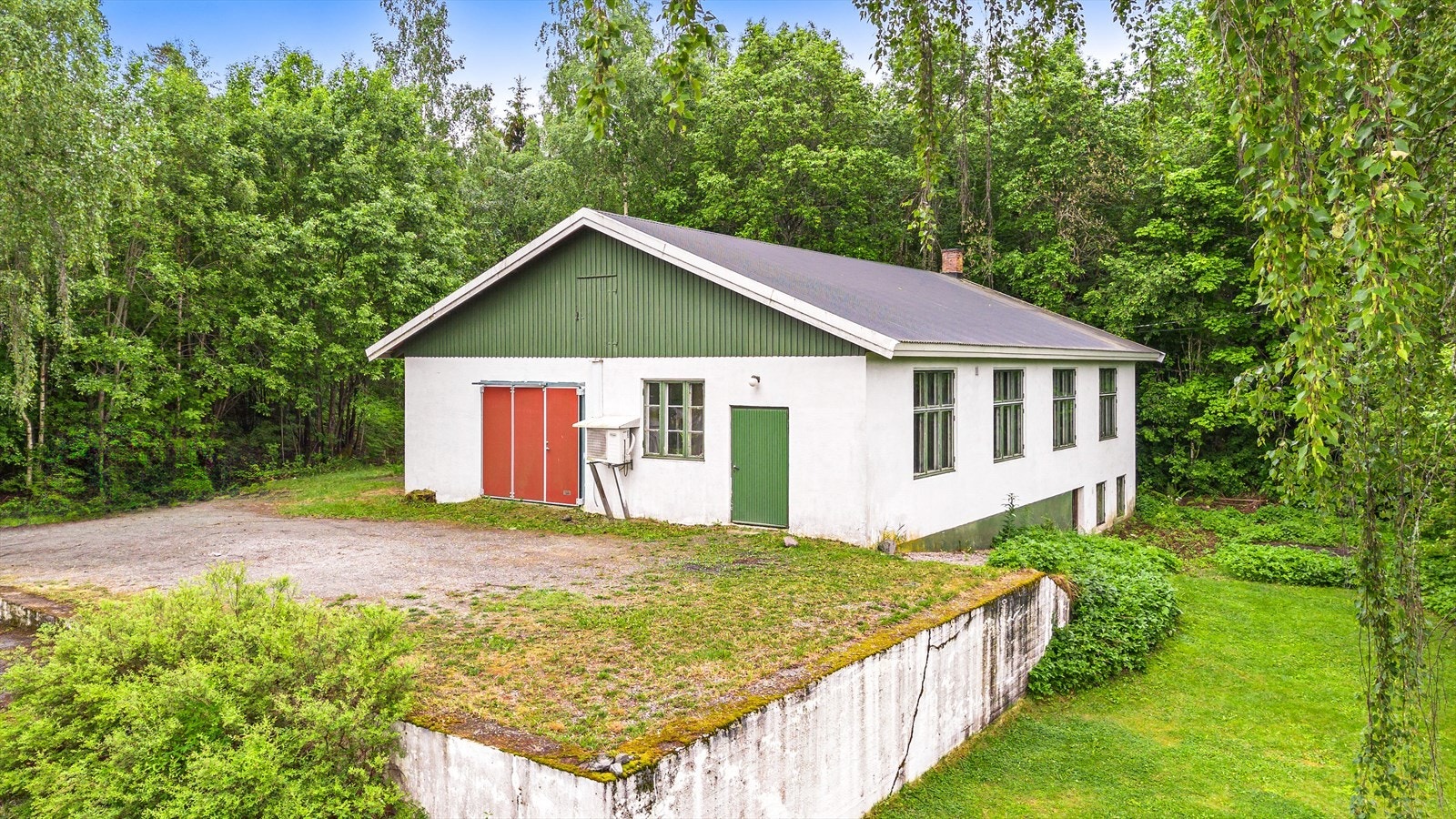 Verkstedet er på hele 224 kvm - og er i dag innredet med diverse utstyr.
Her ligger det uante muligheter for den rette! Galleribilde