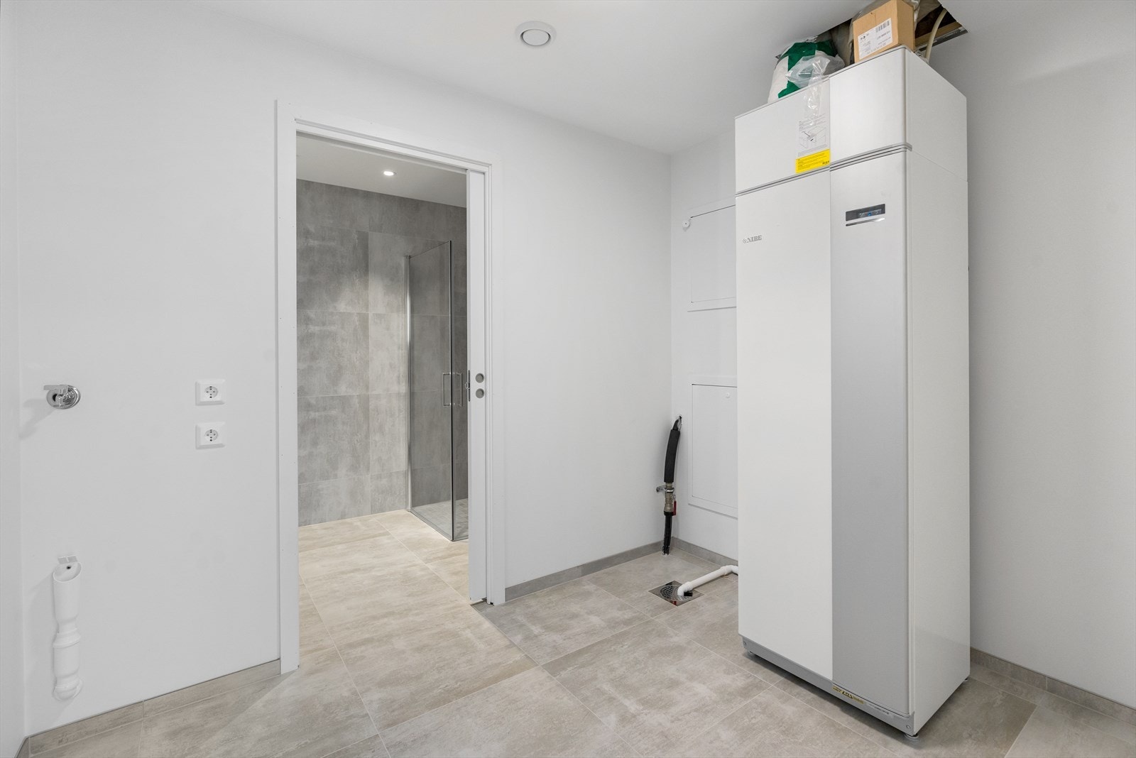 I tillegg finner du et stort vaskerom med anlegg for balansert ventilasjon og vannbåren varme. Her er det god plass til oppbevaring samt opplegg og plass til vaskemaskin. Galleribilde