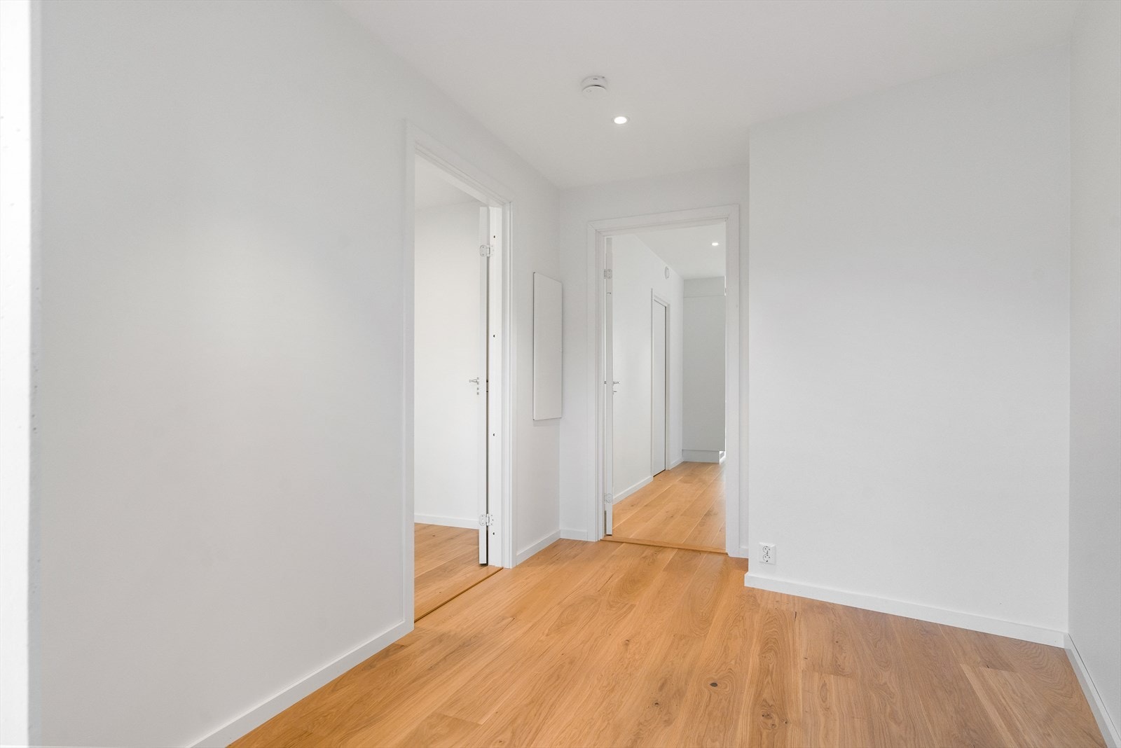 Når du trer inn i denne leiligheten, blir du møtt av en romslig entré med god plass til garderobeløsninger. Her kan du enkelt organisere yttertøy og sko, slik at du alltid har en ryddig og innbydende inngang. Galleribilde