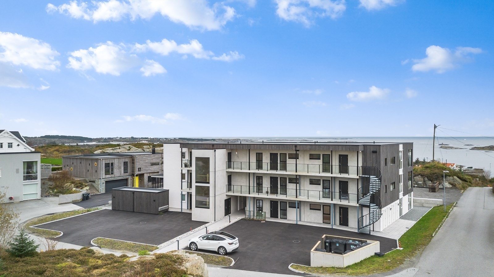 Tomten er flott opparbeidet med egen parkering som har mulighet for lading av el-bil. Galleribilde