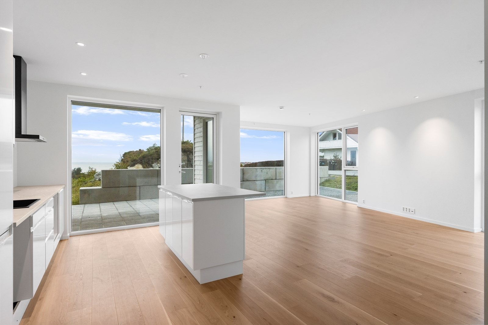 Kjøkkenet er lyst og tidsriktig, med rikelig skap- og benkeplass som gir deg optimale arbeidsforhold. Den store kjøkkenøya er et naturlig samlingspunkt Galleribilde