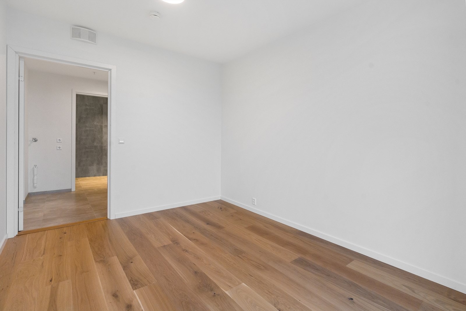 Leiligheten har to store soverom, begge med god plass til dobbeltseng og store garderober. Her kan du trekke deg tilbake og nyte en god natts søvn i rolige omgivelser. Galleribilde