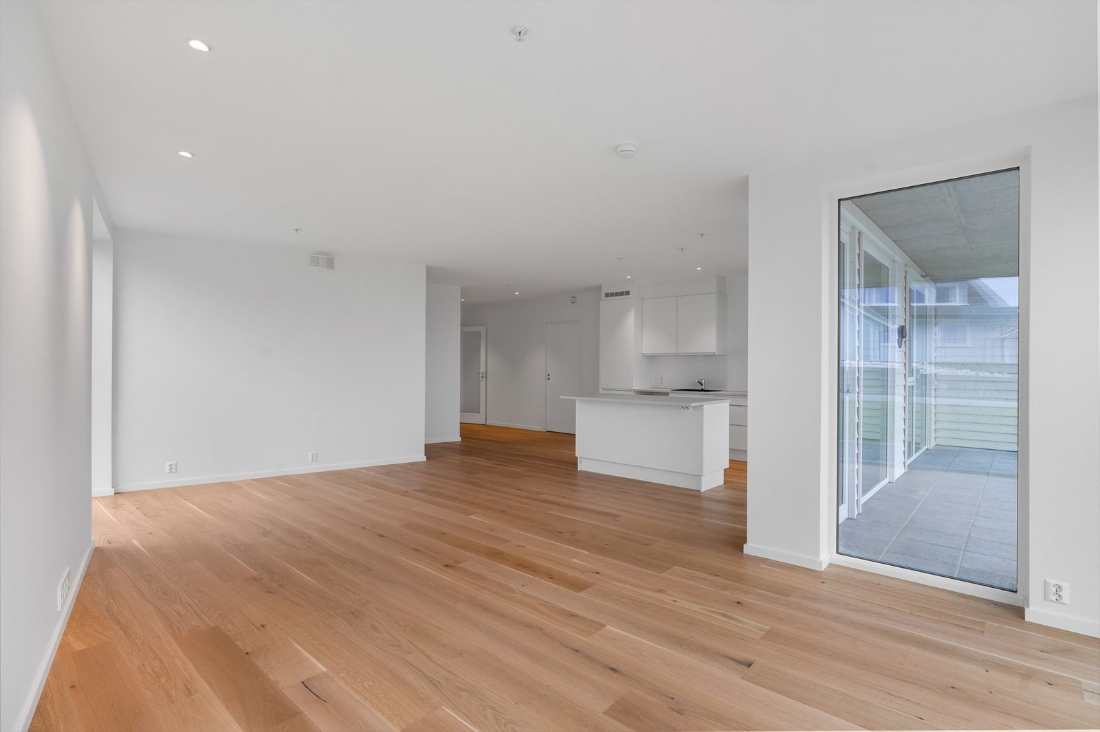 Den store stuen gir deg god plass til både sofagruppe og spisestue. Store vindusflater slipper inn rikelig med dagslys og gir en nydelig utsikt mot havet i vest. Galleribilde