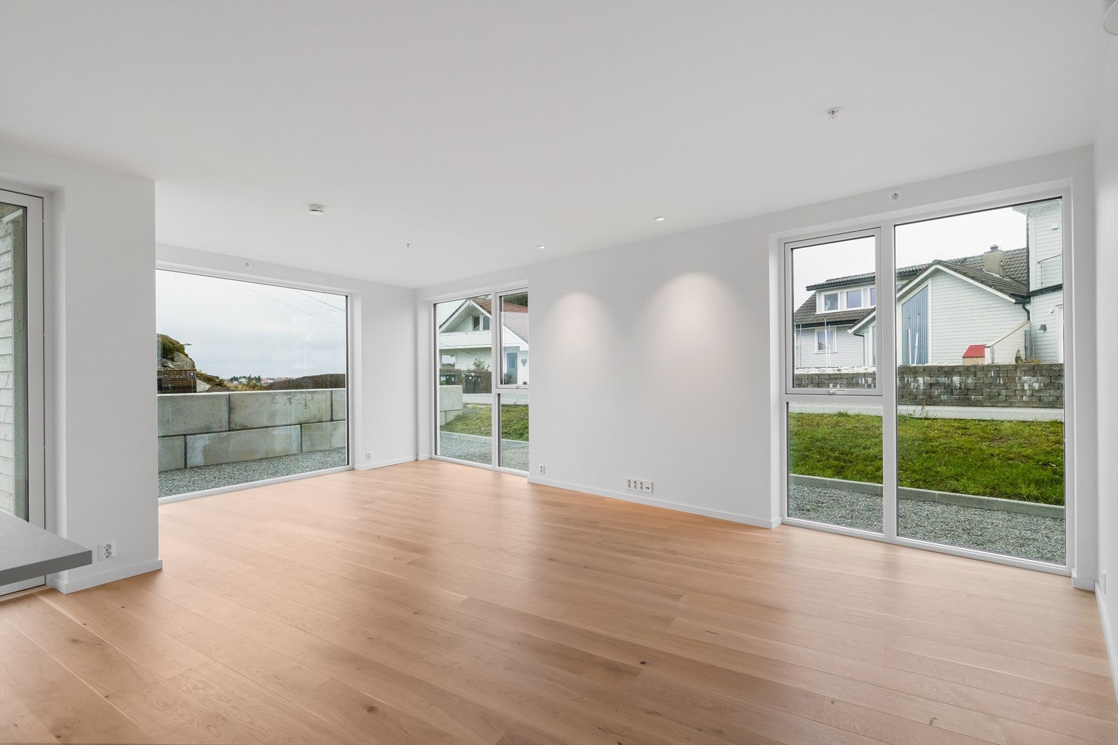 Fra stuen har du utgang til en vestvendt, delvis innglasset terrasse hvor du kan nyte solnedgangen. Galleribilde