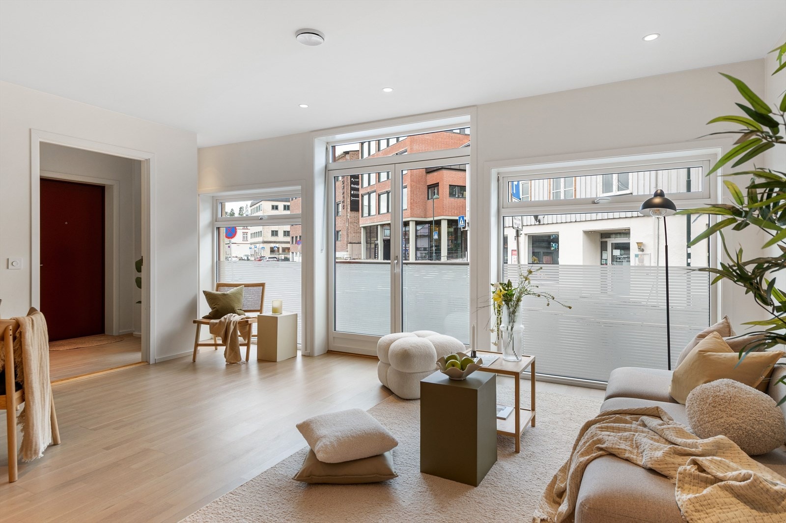 Stor stue med store vindusflater og åpning til fransk balkong Galleribilde