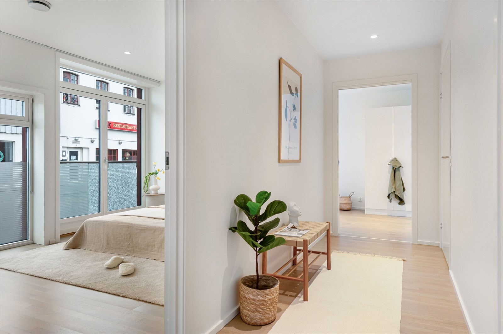 Lys gang med adkomst til to soverom Galleribilde