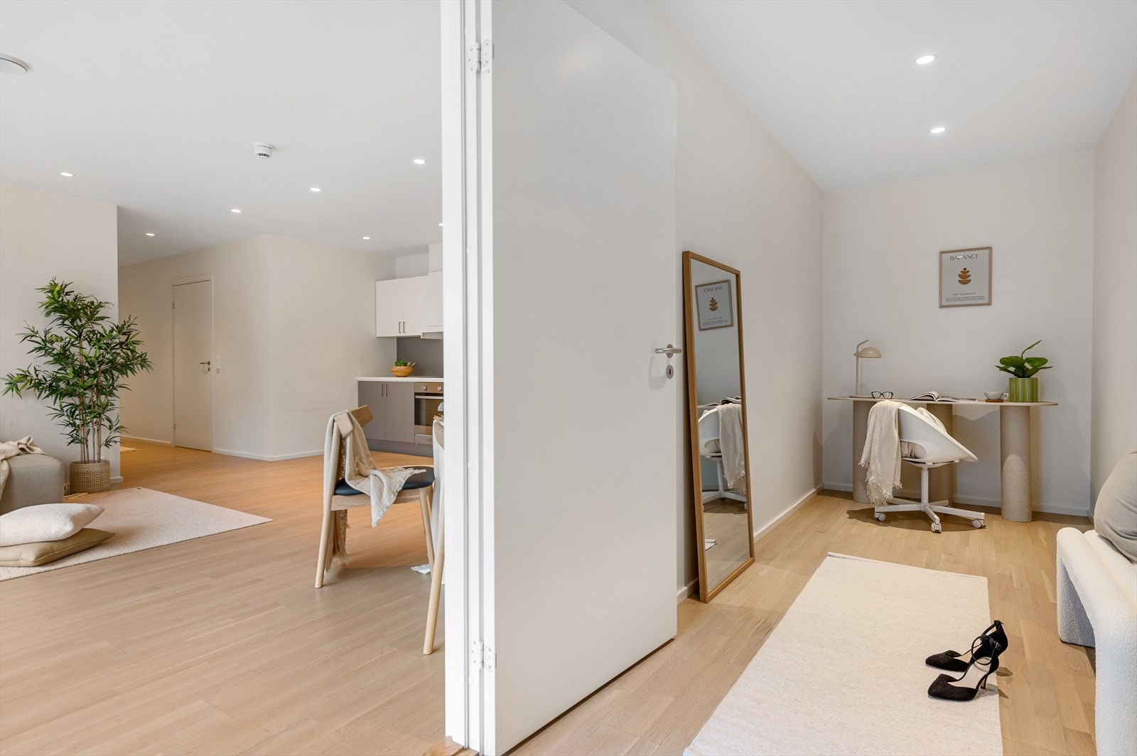 Fra entré er det adkomst til stue og kjøkken i åpen løsning Galleribilde