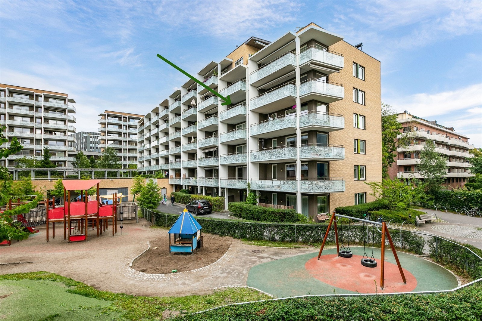 Den luftige høyden sikrer gode lysforhold i leiligheten. Heis i bygget besørger enkel og bekvemmelig adkomst. Galleribilde