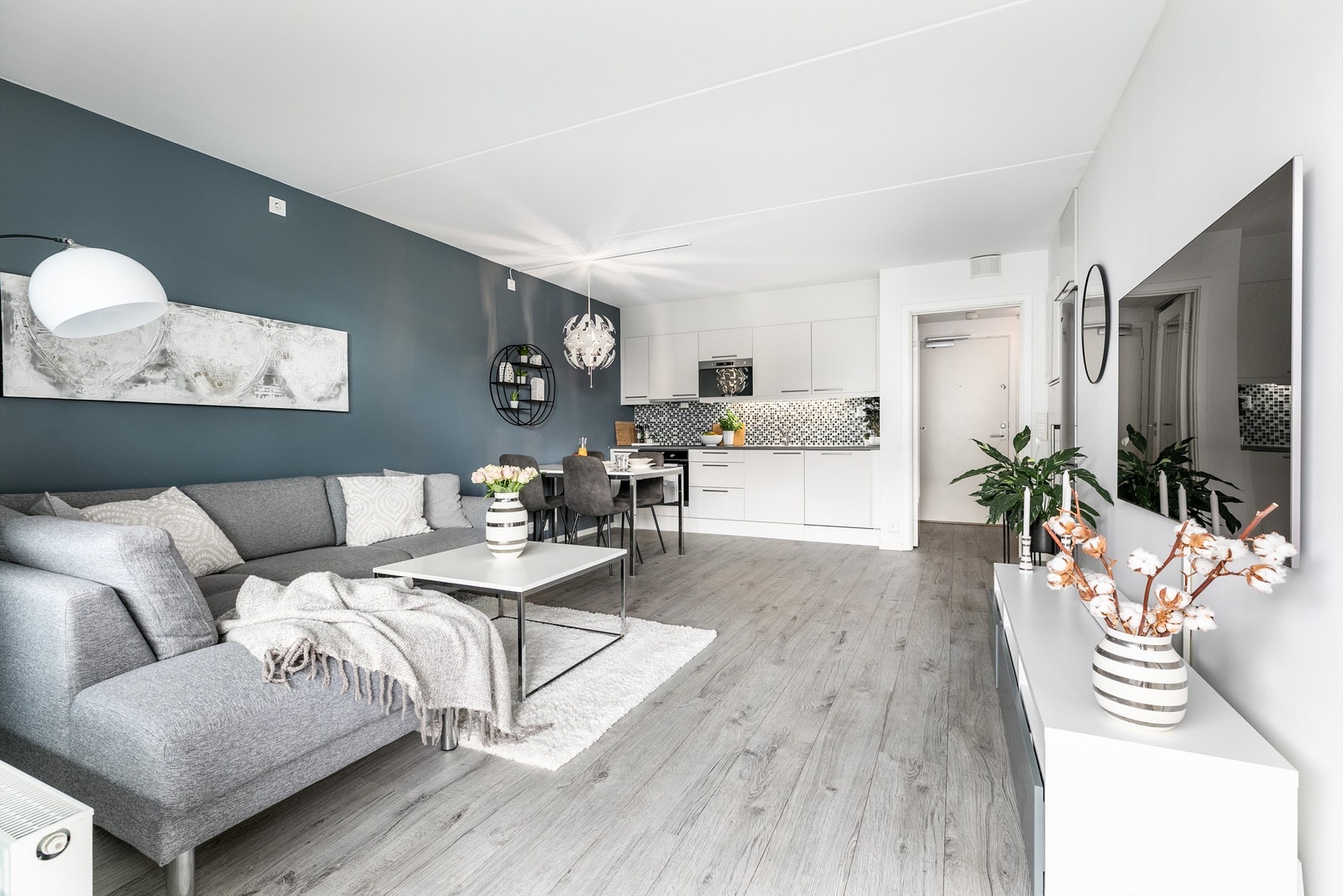 Romløsningen er gjennomtenkt og effektiv med stue og kjøkken i åpen løsning. Galleribilde