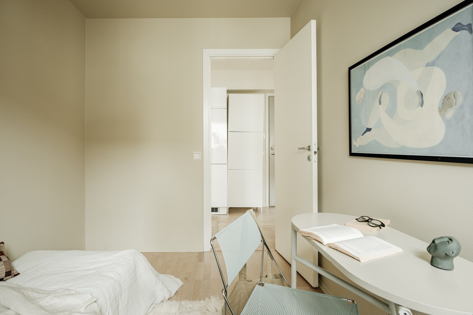 Plass til å sette inn garderobeskap på venstre side hvis man ønsker det. Galleribilde