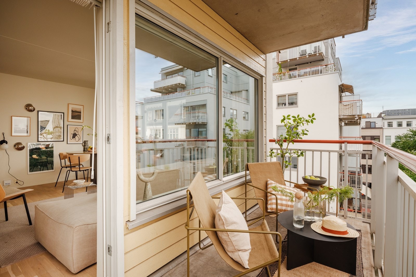 Vestvendt og herlig balkong med plass til utemøbler. Galleribilde