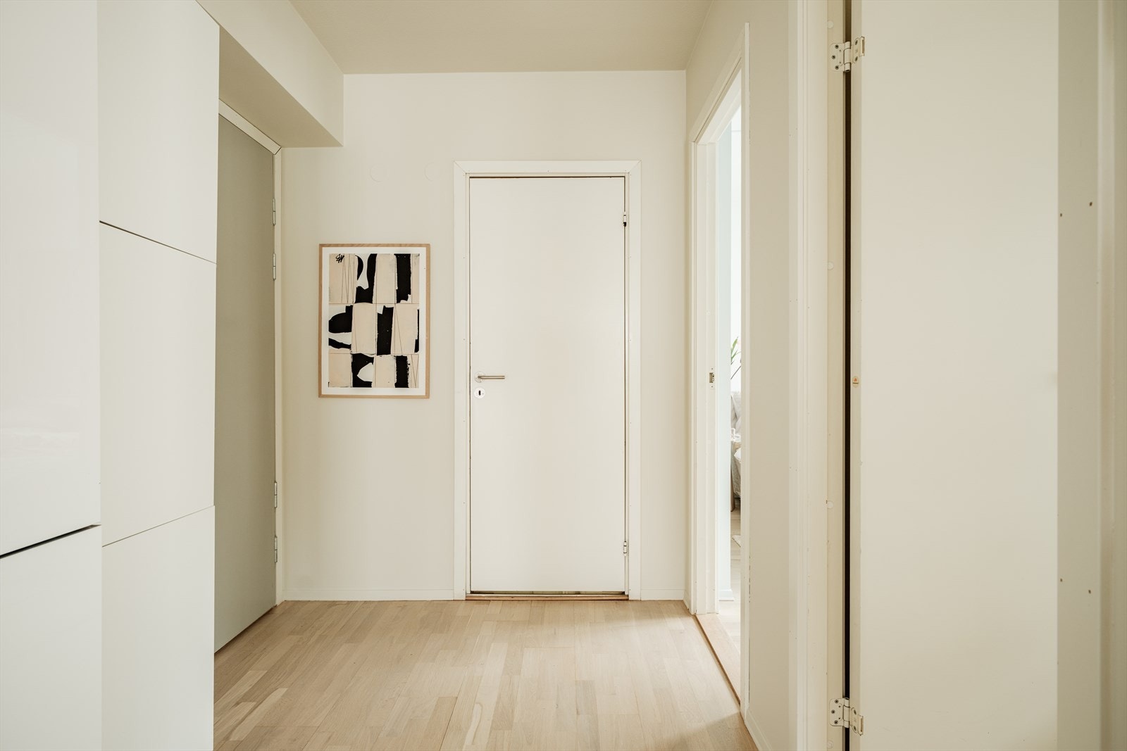 Plass til oppbevaring i yttergang. Enten i frittstående skap eller så kan man lage egne oppbevaringsløsninger. Galleribilde