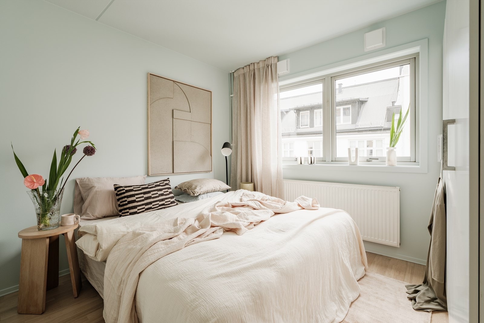 Lyst og innbydende soverom med plass til dobbeltseng og garderobeskap som medfølger. Nymalte flater (2025) og nyslipt parkett på gulv. Galleribilde