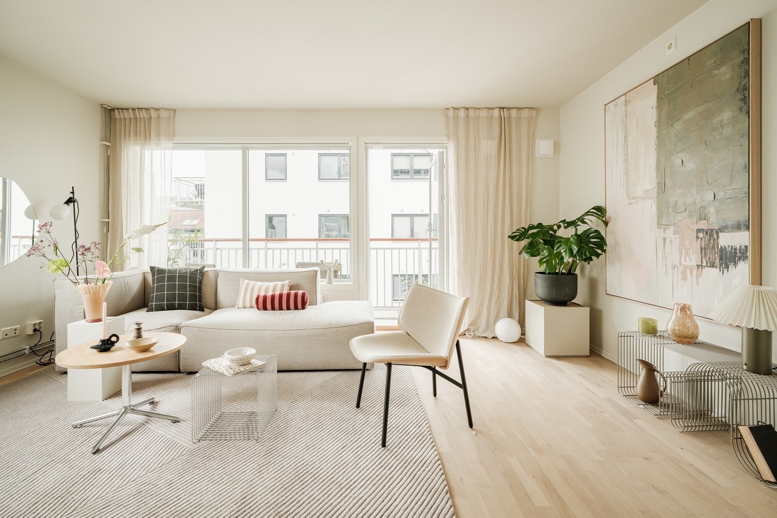 Leiligheten ligger i byggets 5. etasje og består av gang, to soverom, stue med åpen kjøkkenløsning og bad. Galleribilde