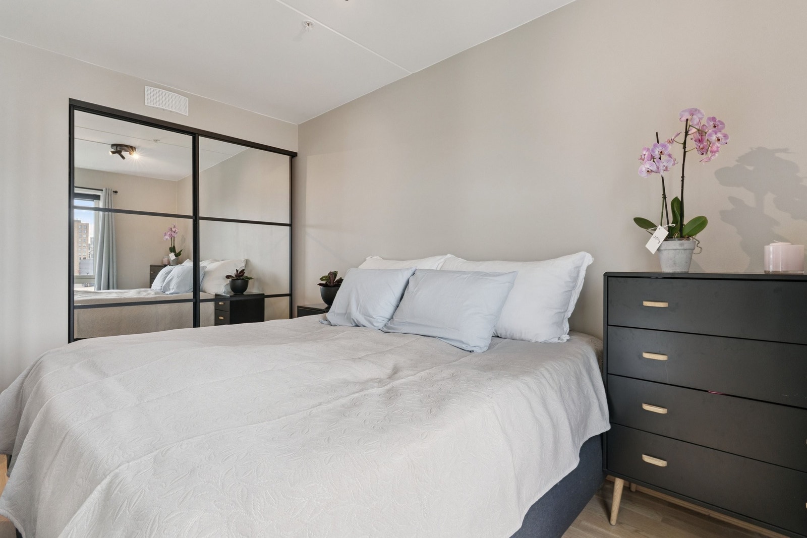 Soverom med skyvedørsgarderobe. Galleribilde