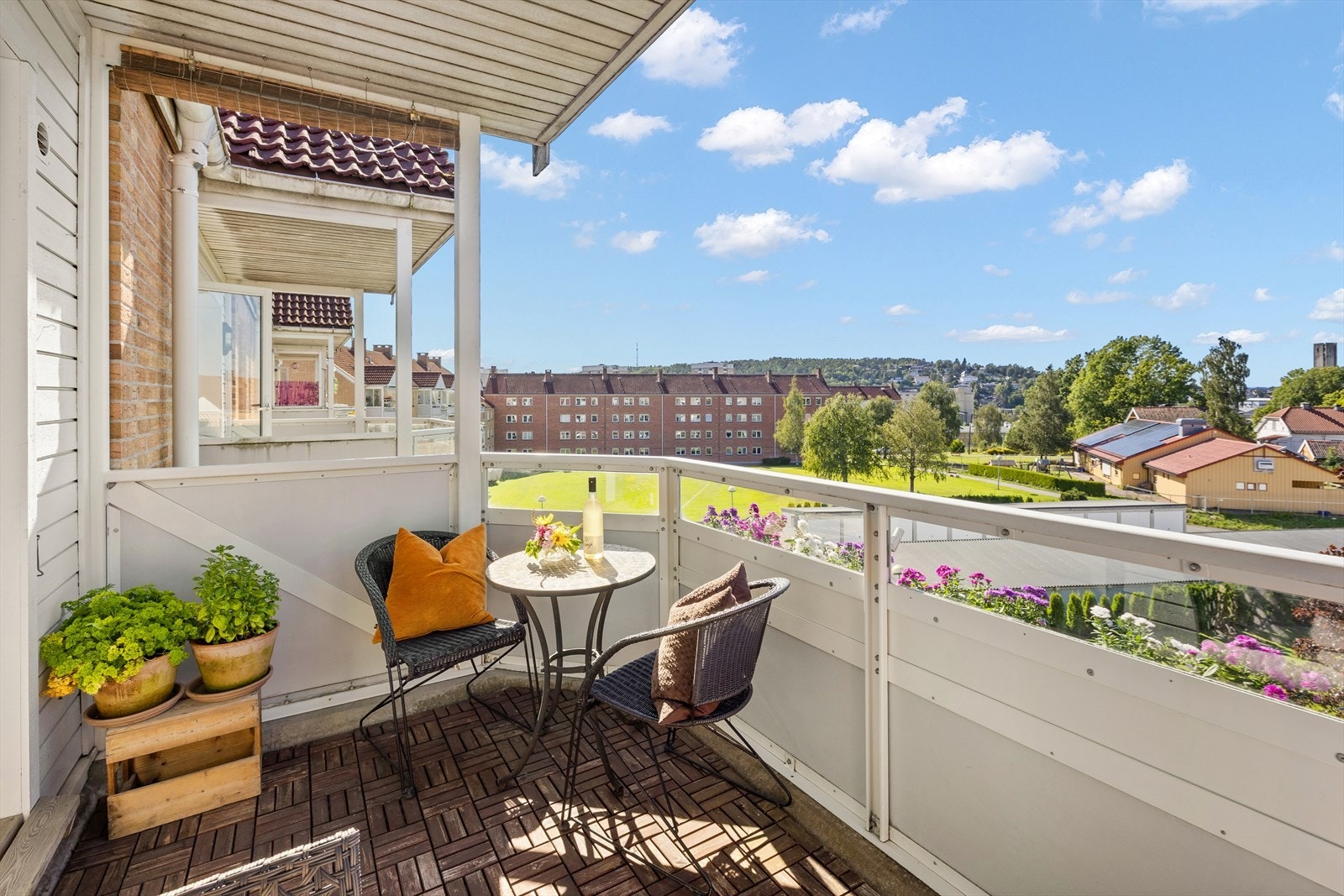 Fra stue er det adkomst til nord-vestvendt balkong med svært gode solforhold Galleribilde