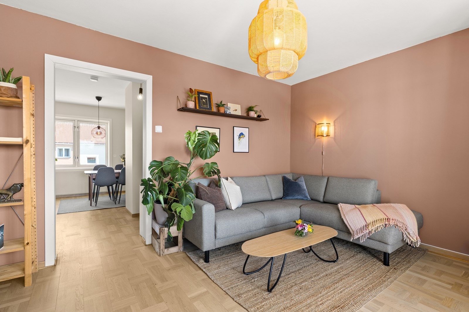 Leiligheten har en gjennomgående planløsning som gir en lys og luftig atmosfære Galleribilde