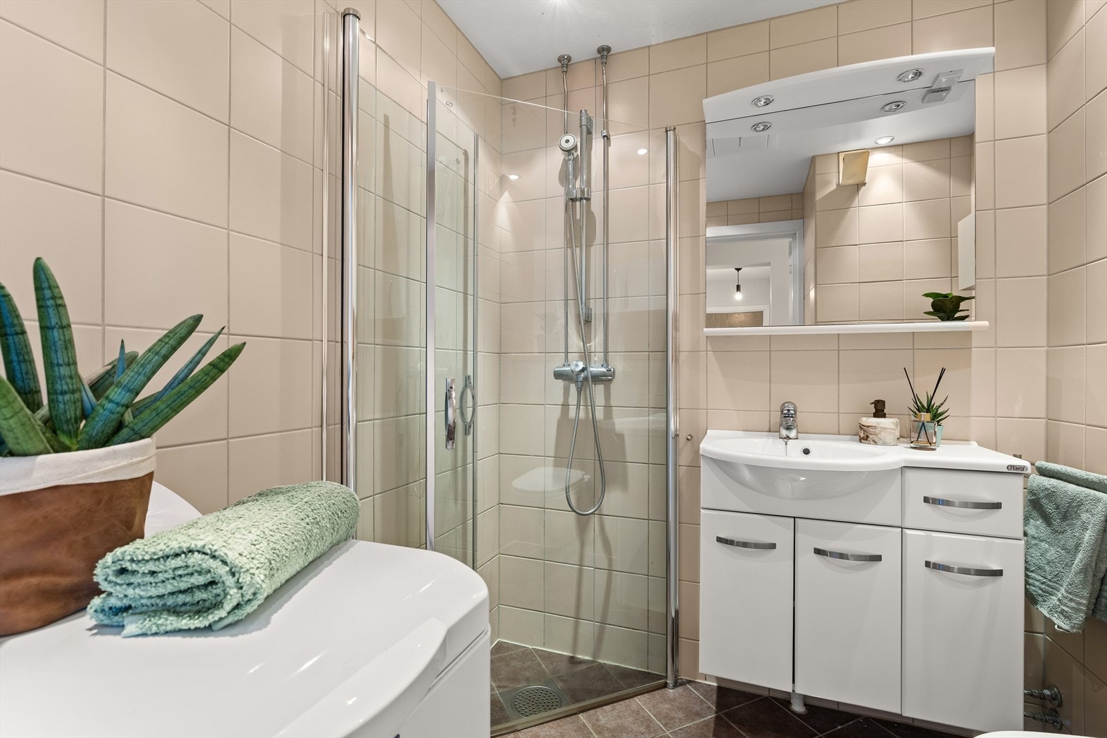 Lyst flislagt bad fra 2010 i regi av borettslaget Galleribilde