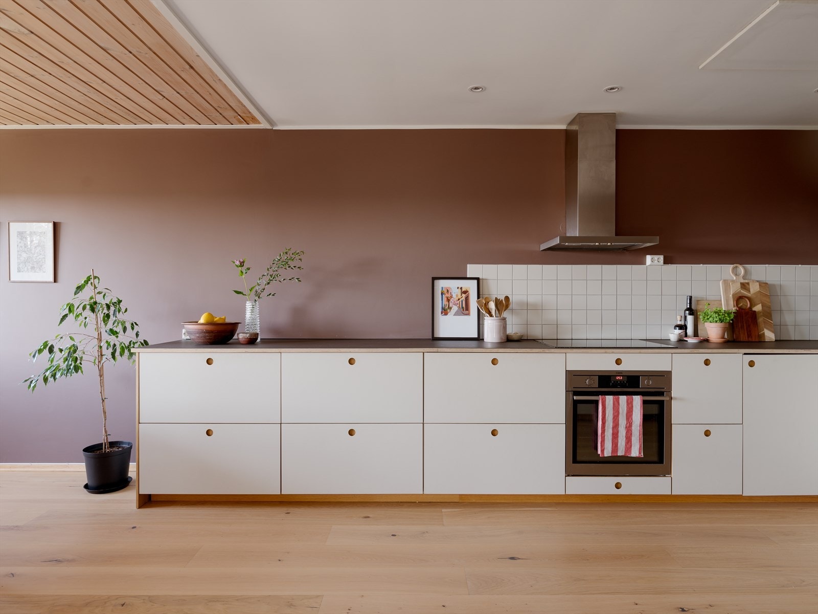 Rikelig med benkeplass og store skuffer gir masse oppbevaringsplass og inviterer til flere kokker og matglade gjester. Galleribilde