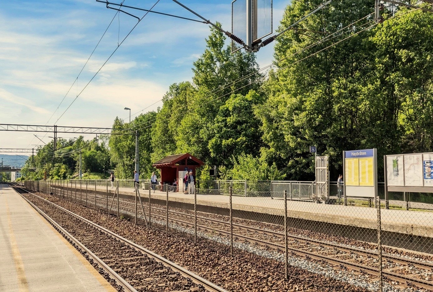 Fra huset er det 5 minutters gange på en skogsti til Høybråten stasjon - Reisetid til Oslo S er 17 minutter. Galleribilde