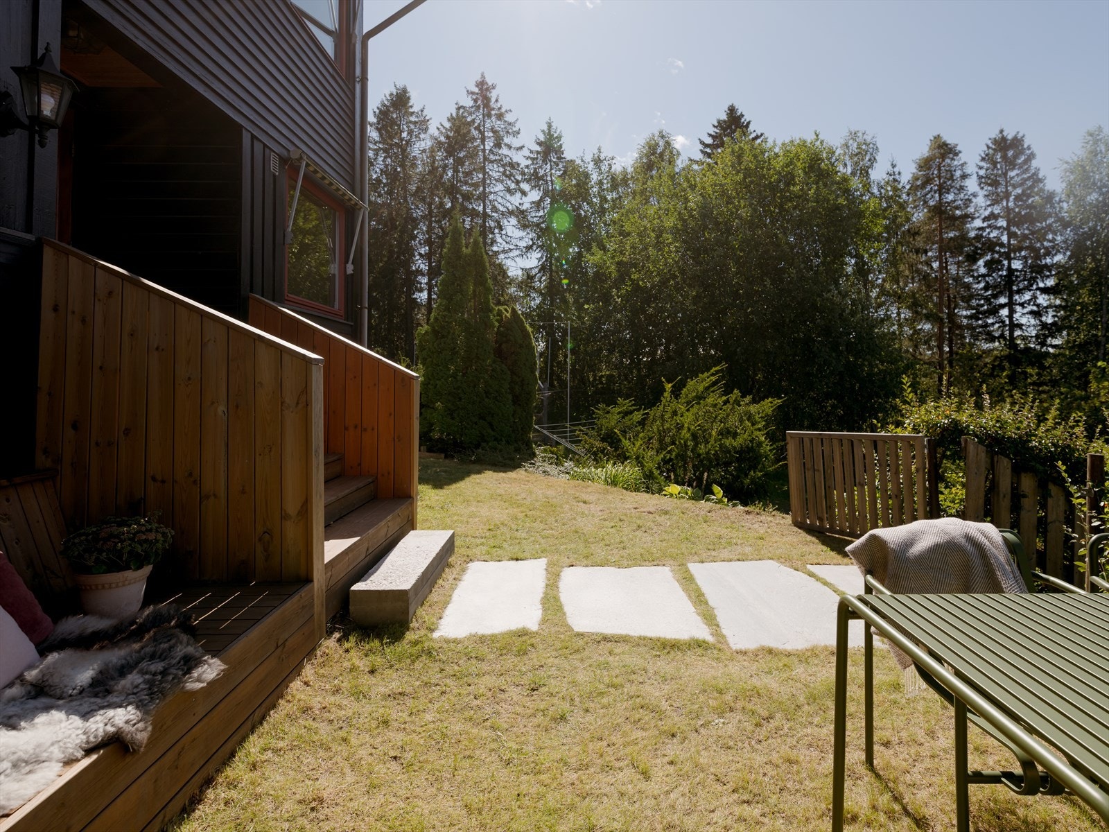 Skogens ro. Rekkehusene er bygget i materialer og farger som spiller på lag med naturen og gjør sitt til at boligen glir inn i omgivelsene. Galleribilde