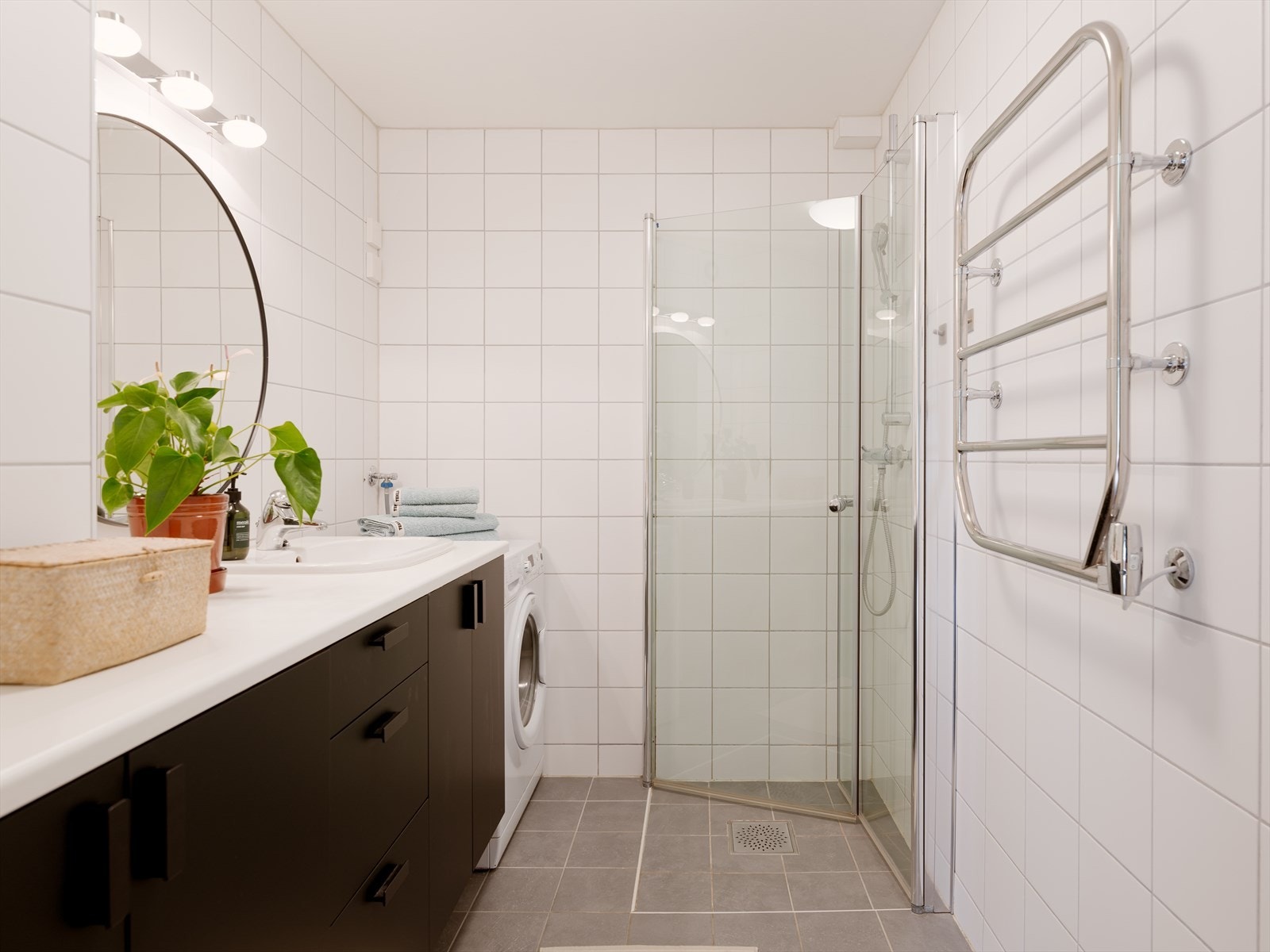 Bad nummer to er innredet med opplegg og plass til vaskemaskin, stor servantinnredning med god benkeplass. Speil og lys på vegg. Galleribilde