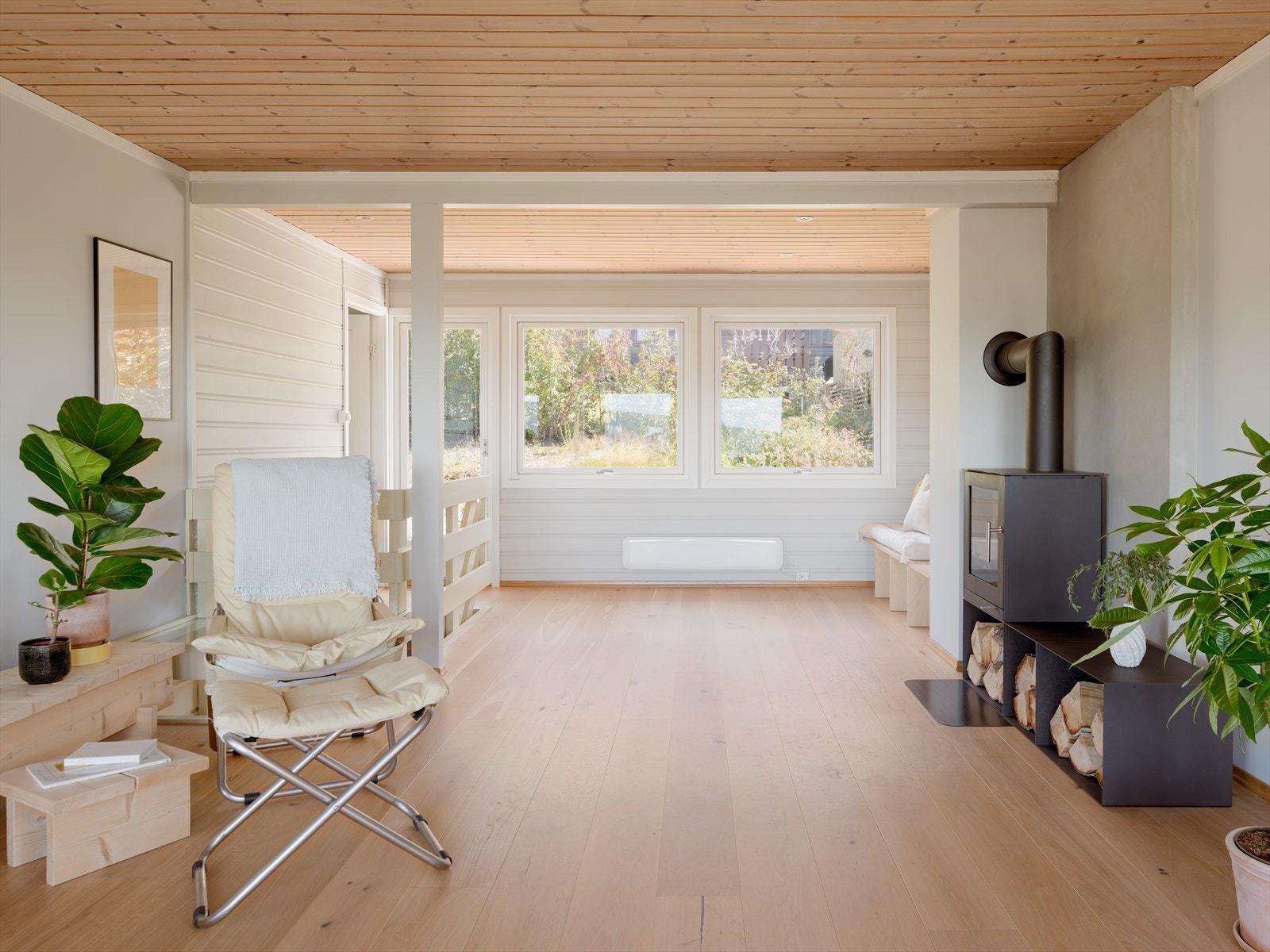 En lekker peisovn er plassert midt i stuen, og sørger for knitrende hygge når gradestokken kryper nedover. Galleribilde