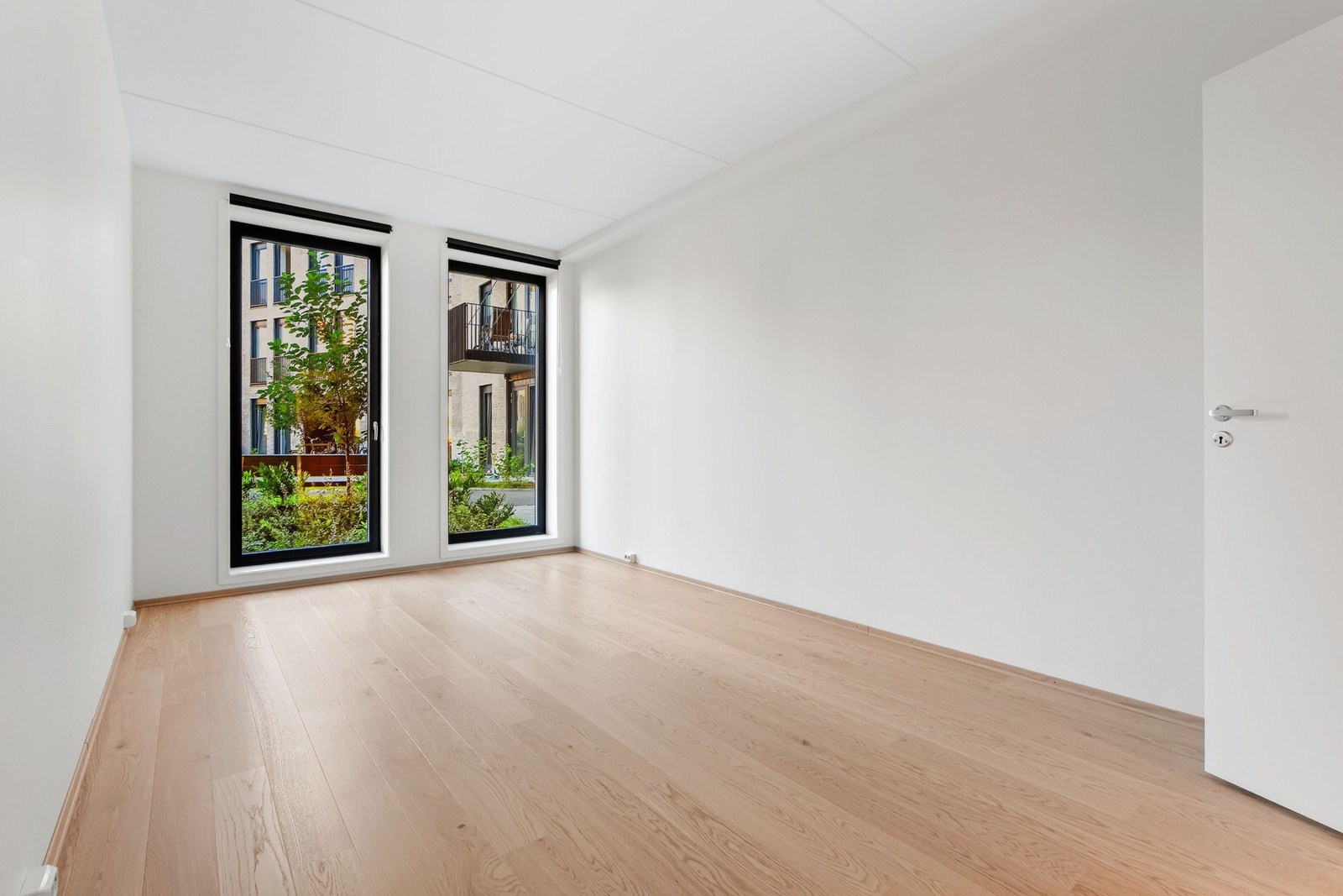 Rommet har fin plass til å innrede med ønsket garderobeløsning. Galleribilde