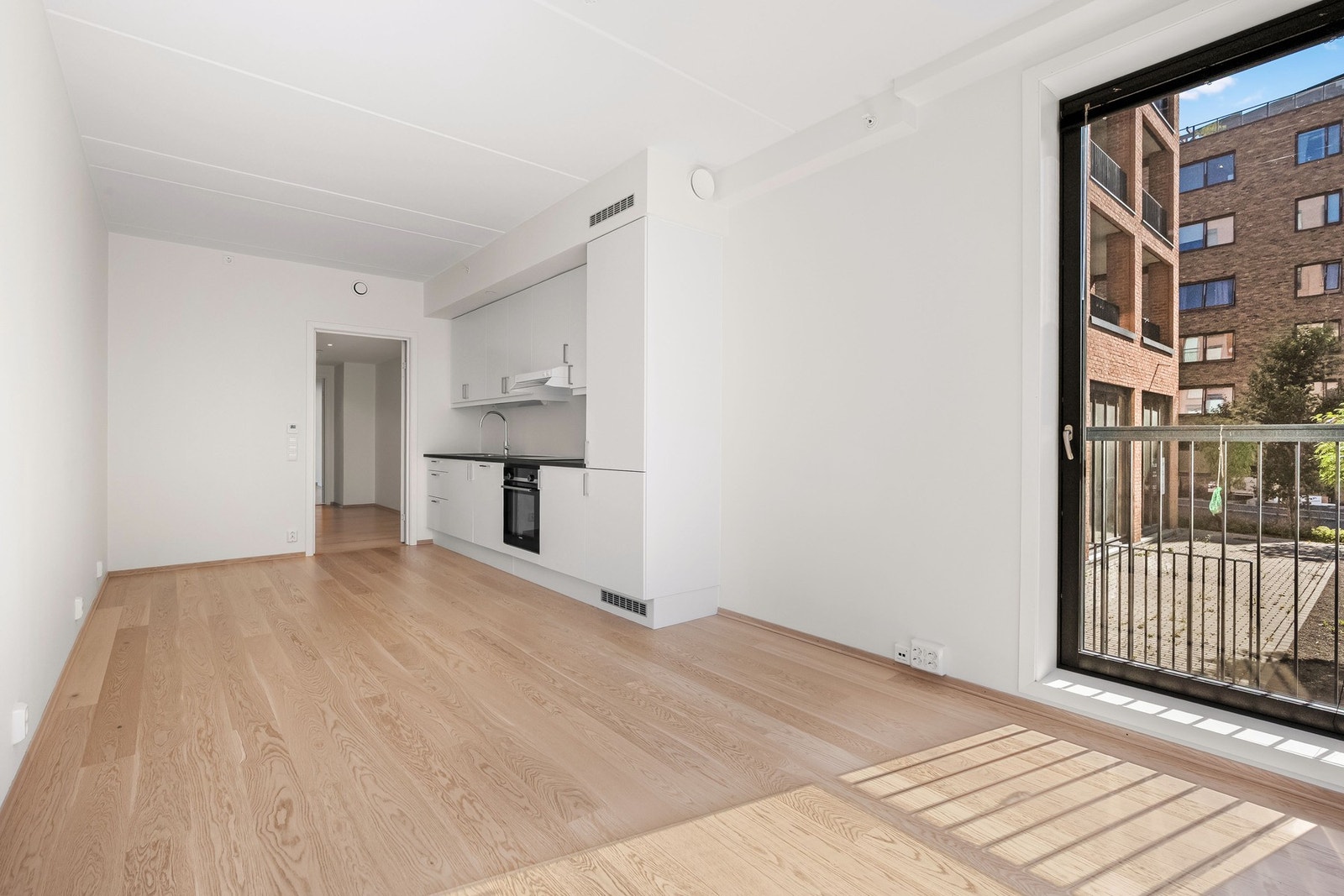 Stuen ligger åpent mot kjøkkenet, møbleringsvennlig og luftig, med god plass til både tv-lounge og spisebord. Galleribilde