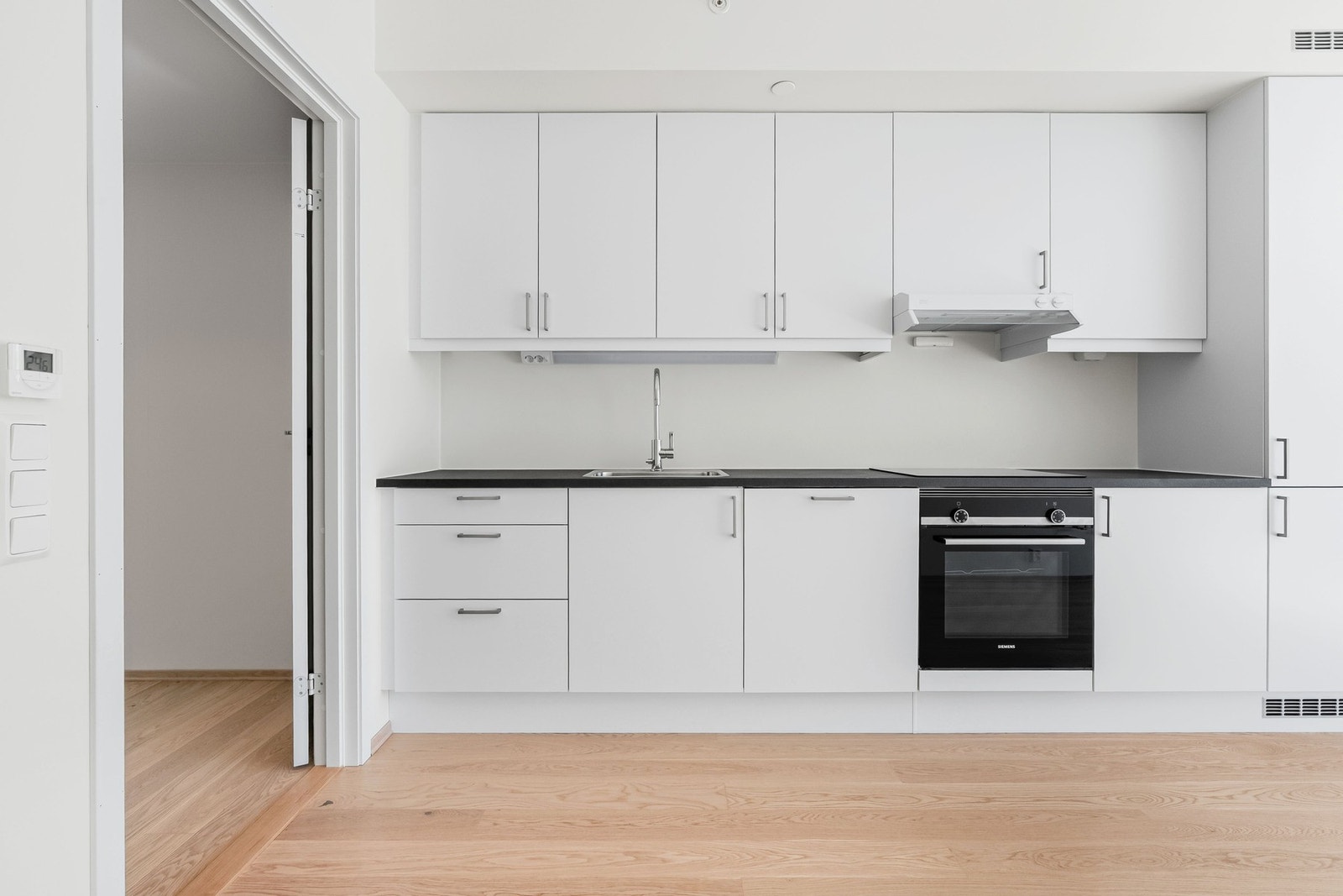 Her er det integrerte hvitevarer og godt med skap- og benkeplass. Galleribilde